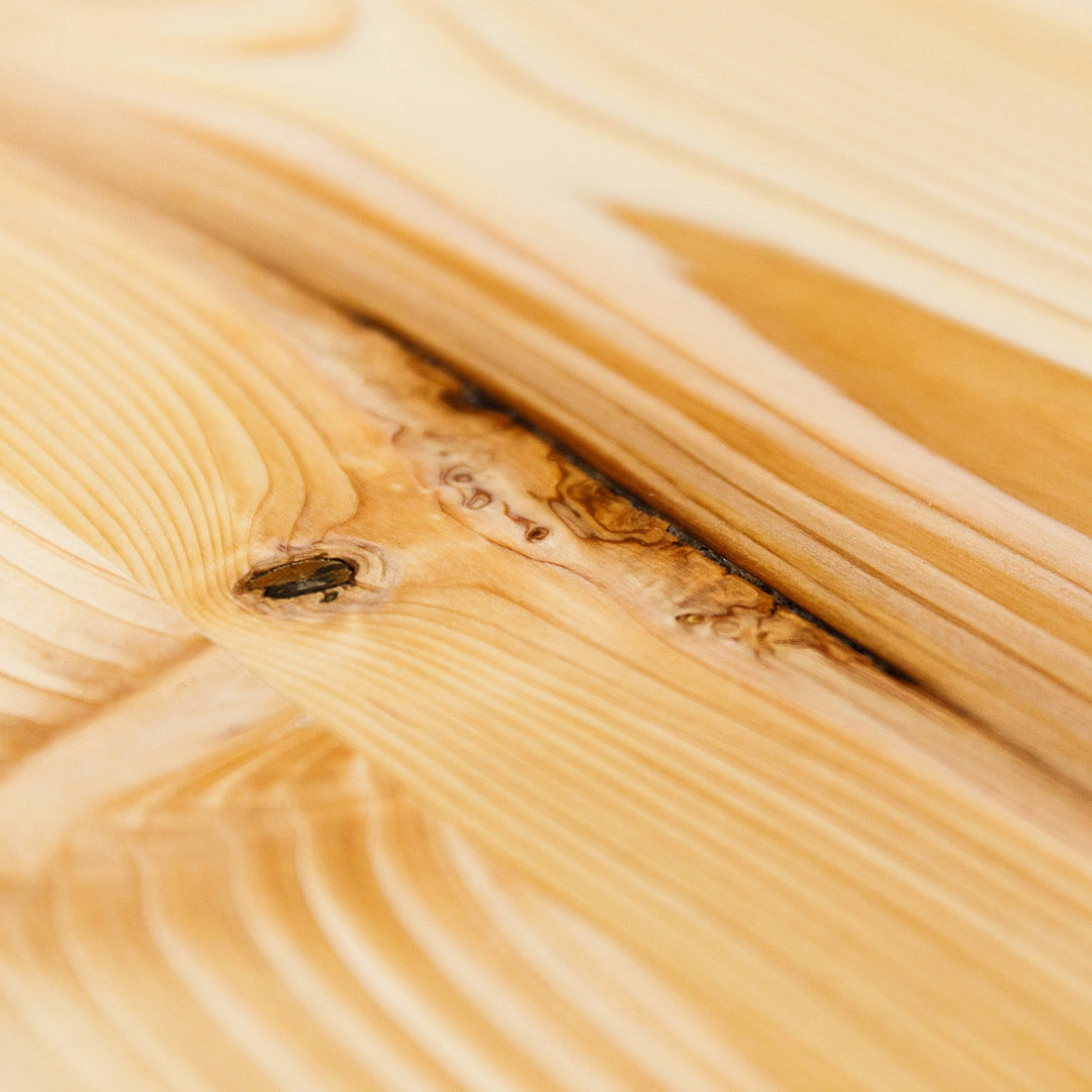 Detailaufnahme einer hellen Massivholztischplatte