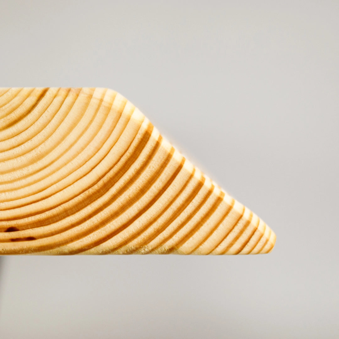 Kleiner Gastro-Tisch mit heller Tischplatte und Baumkante - Detailansicht