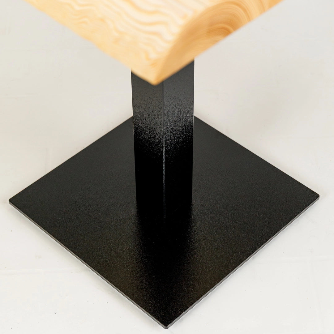 Gastro-Tisch "Mahlzeit" aus Massivholz - hell, Baumkante, Metallgestell