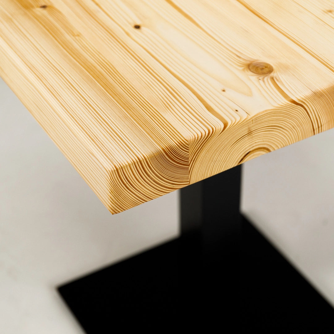 Kleiner Gastro-Tisch mit heller Tischplatte und gerader Tischkante - Detailansicht