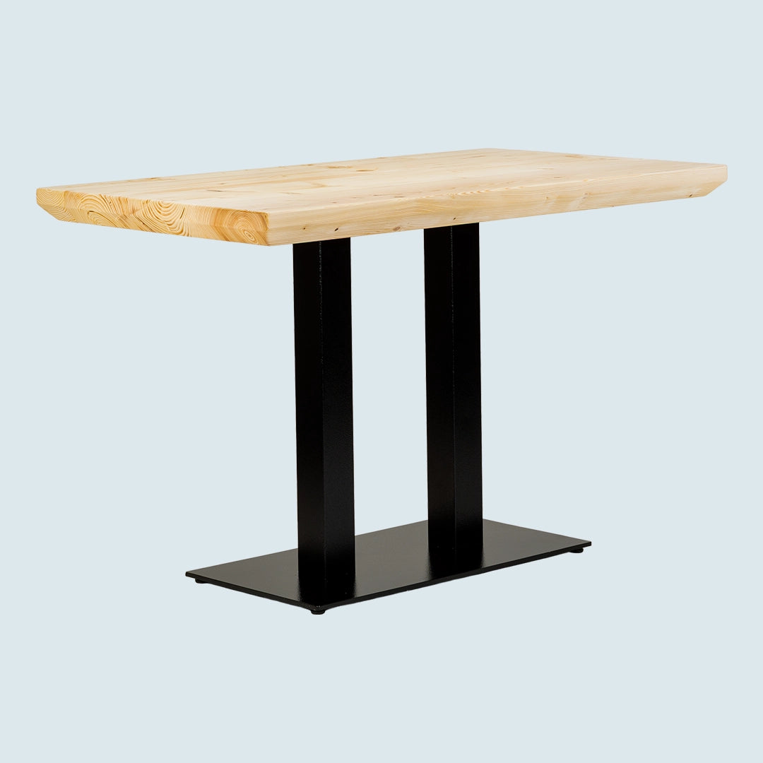 Gastro-Tisch mit heller Tischplatte und Schweizer Tischkante - Schrägansicht