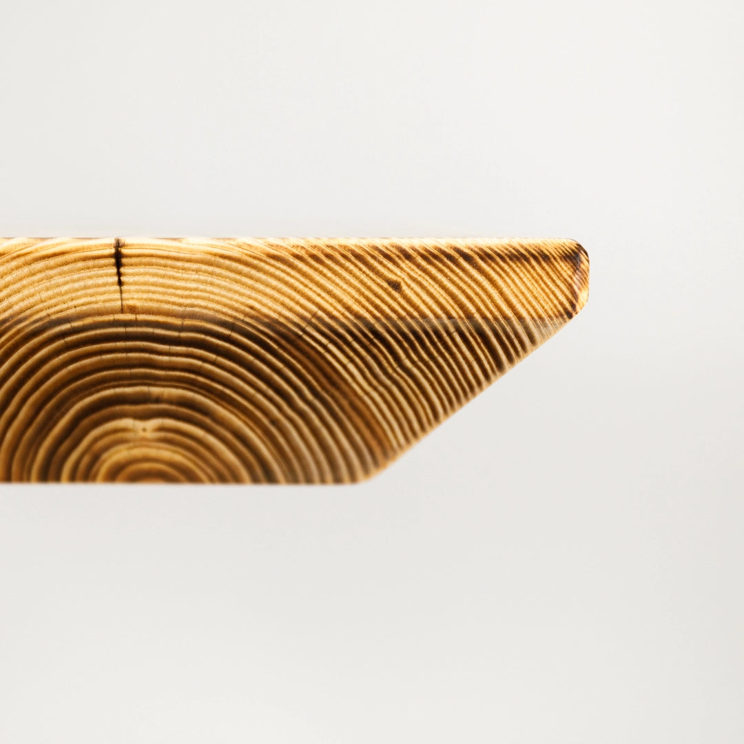 Gastro-Tisch mit geflammter Tischplatte und Schweizer Tischkante - Detailansicht