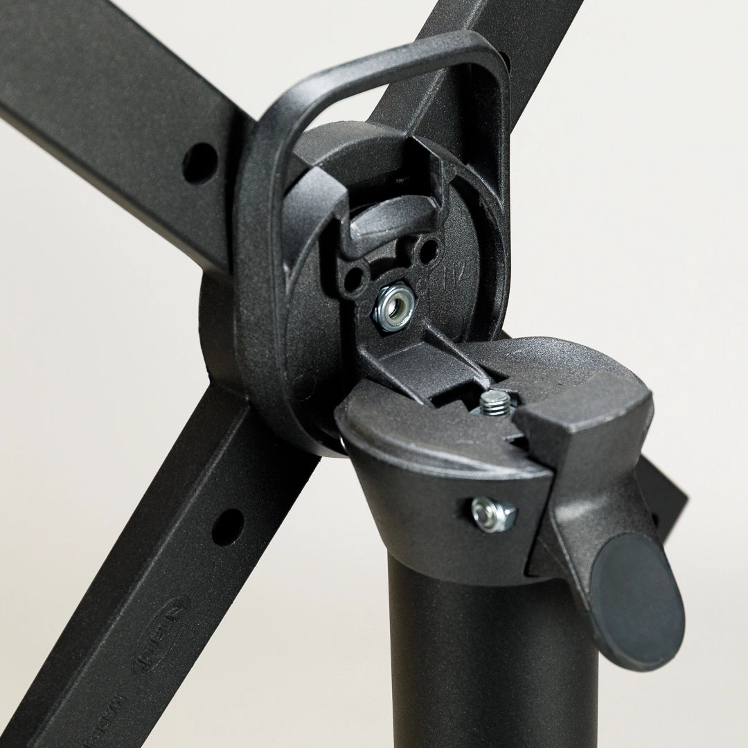 Klappbarer Gastro-Stehtisch "Prost" aus Massivholz - hell, Baumkante, Metallgestell