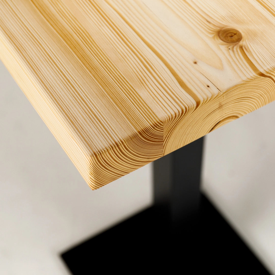 Gastro-Stehtisch "Prost" aus Massivholz - hell, gerade Kante, Metallgestell