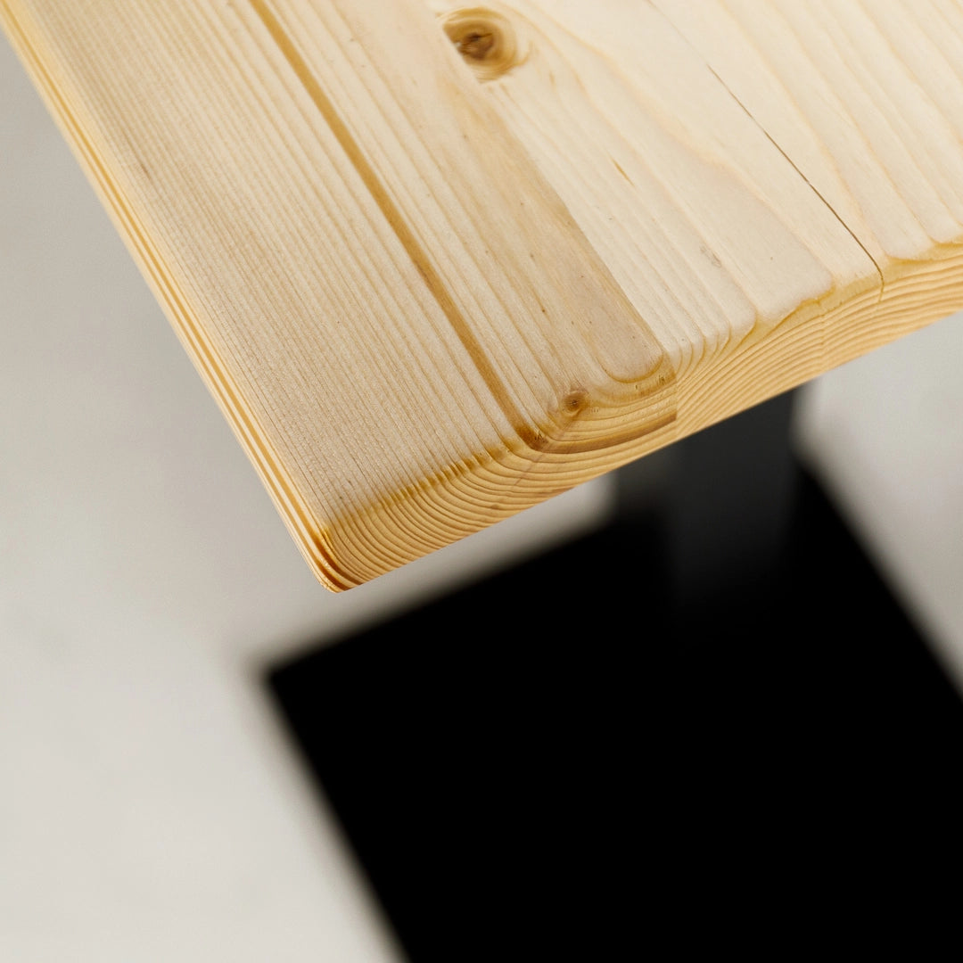 Stehtisch mit heller Tischplatte und Schweizer Tischkante - Detailansicht