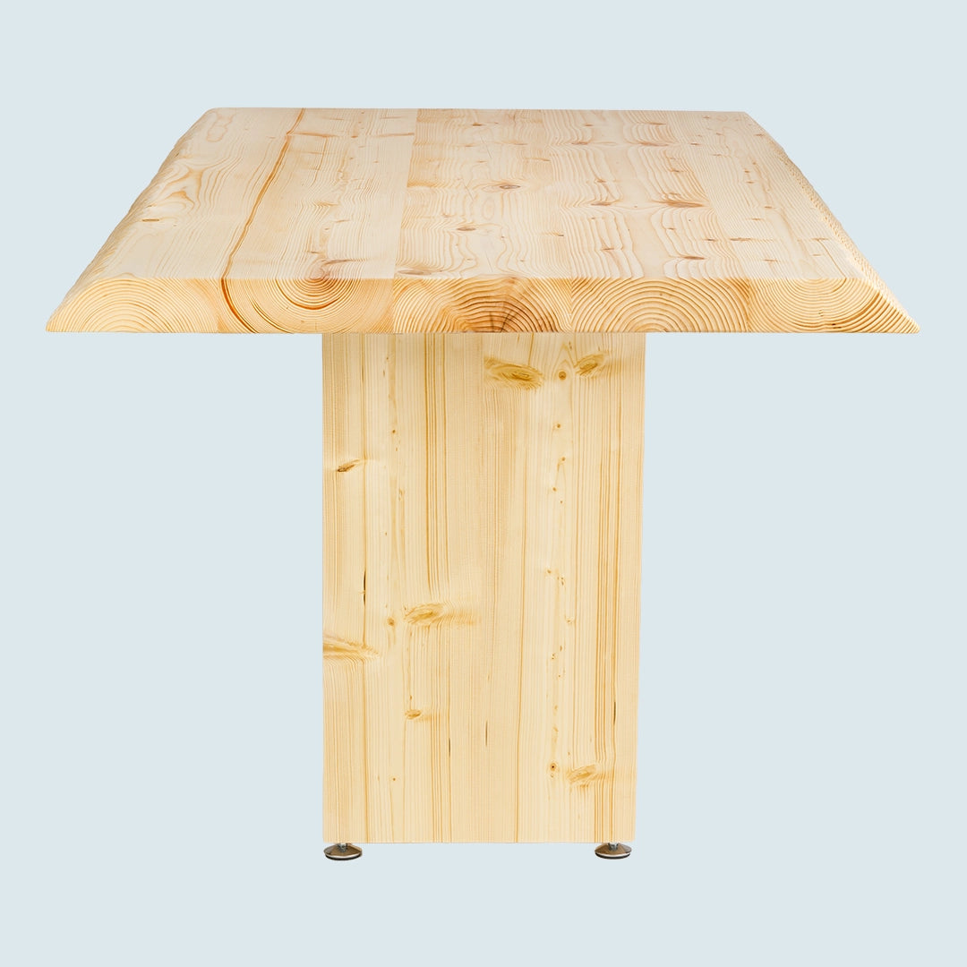 Heller Esstisch mit Baumkante und Holzgestell - Kopfansicht