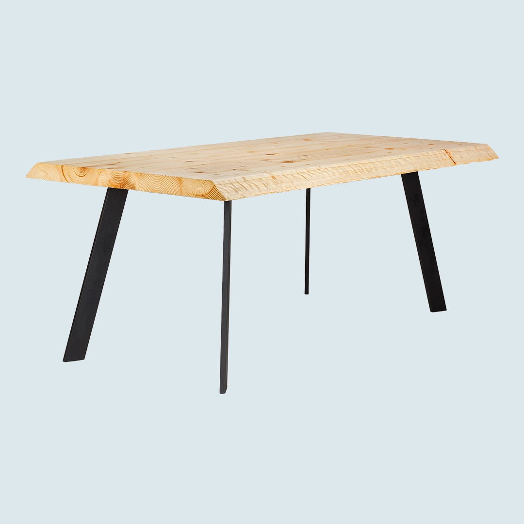 Heller Esstisch mit Baumkante und Metallgestell - Schrägansicht