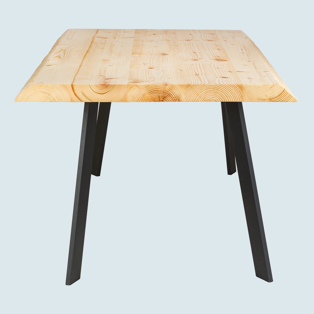 Heller Esstisch mit Baumkante und Metallgestell - Kopfansicht