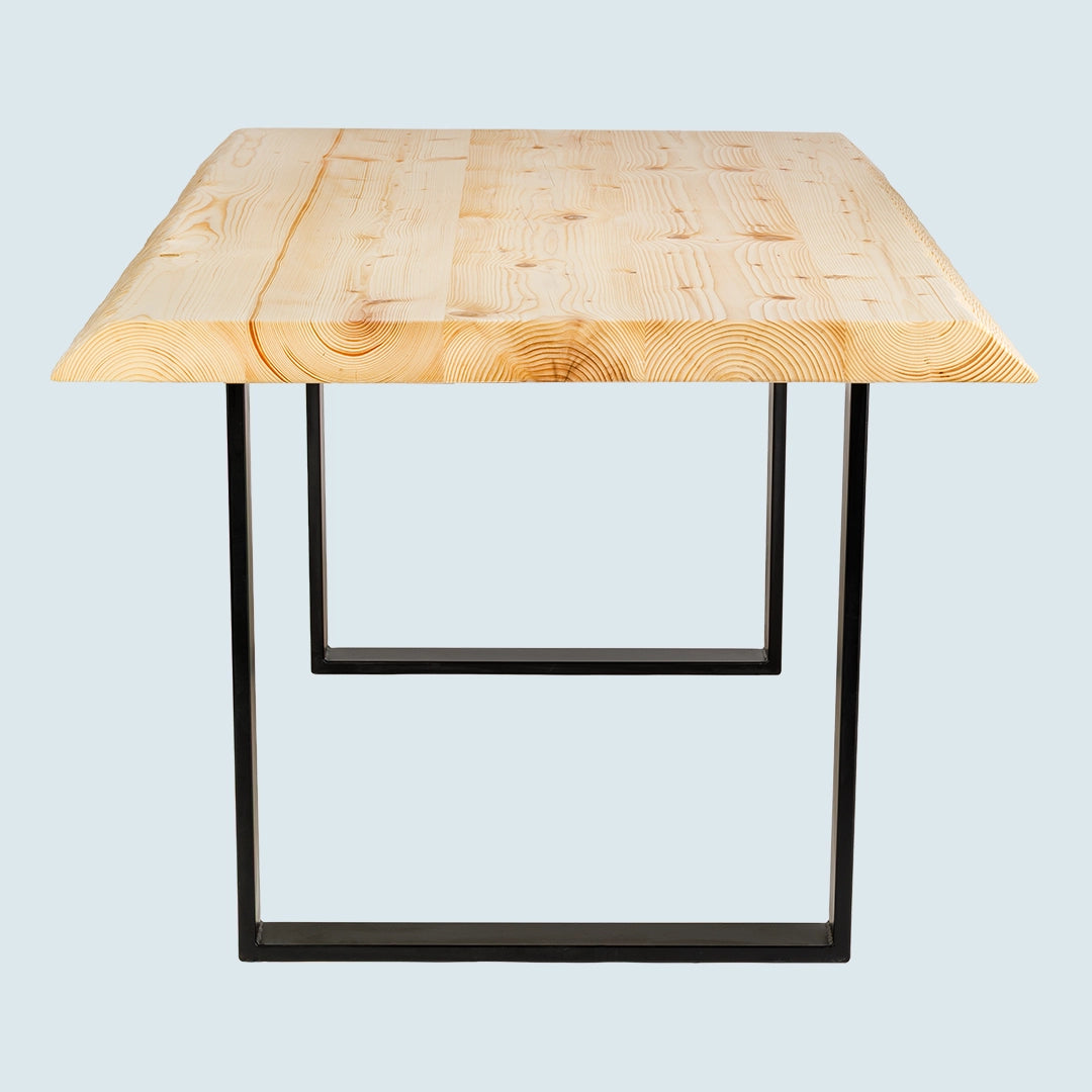 Heller Esstisch mit Baumkante und Metallgestell - Kopfansicht