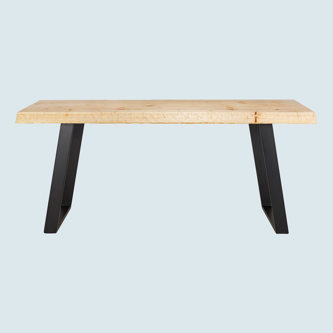 Heller Esstisch mit Baumkante und Metallgestell - Seitenansicht