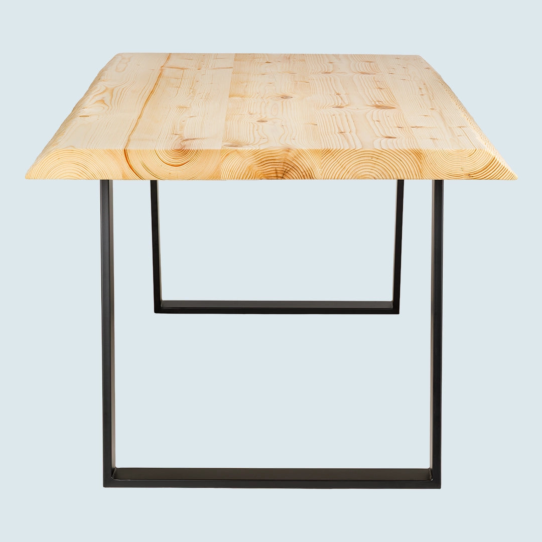 Heller Esstisch mit Baumkante und Metallgestell - Kopfansicht