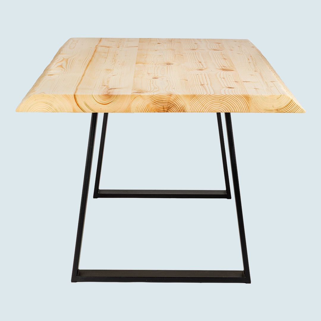 Heller Esstisch mit Baumkante und Metallgestell - Kopfansicht