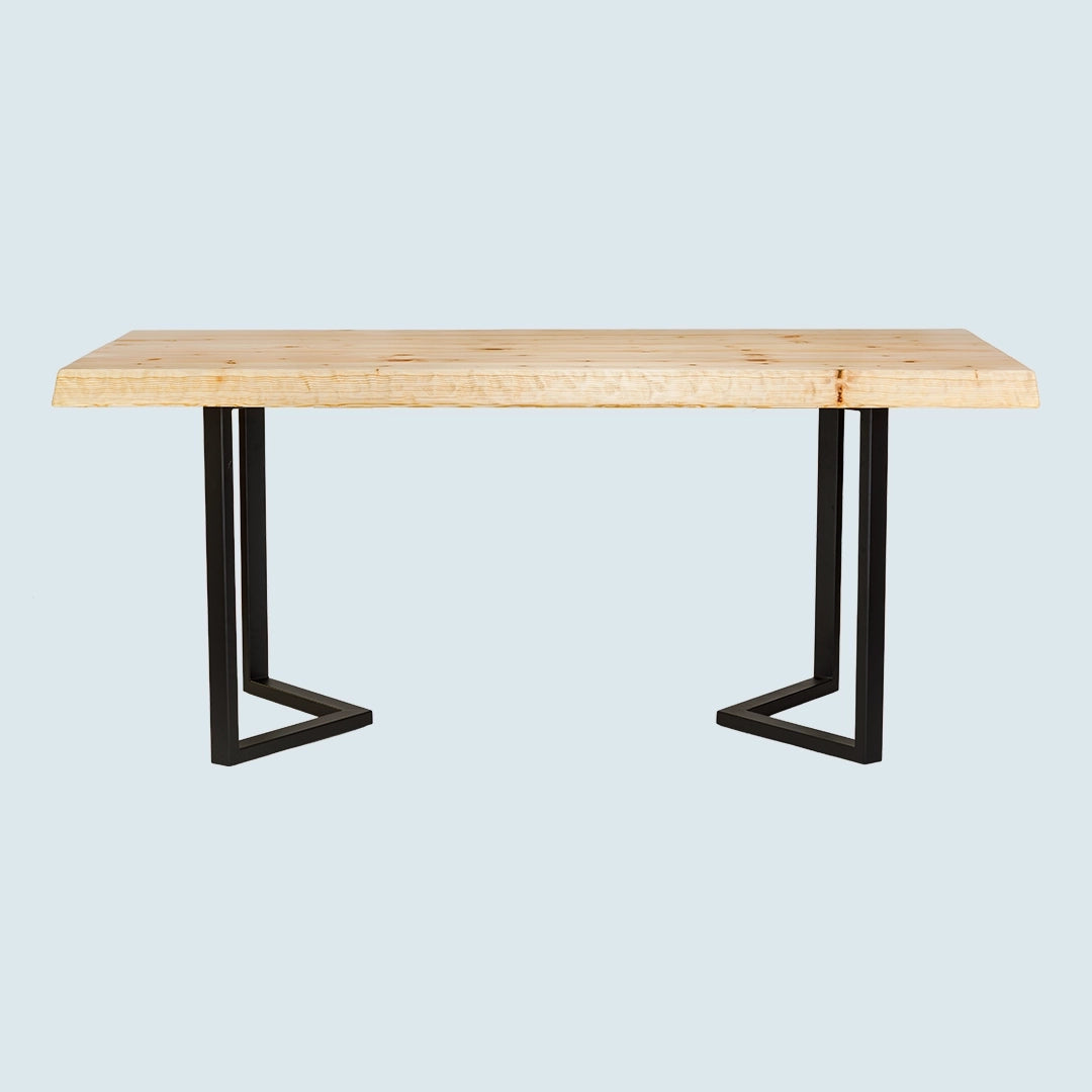 Heller Esstisch mit Baumkante und Metallgestell - Seitenansicht