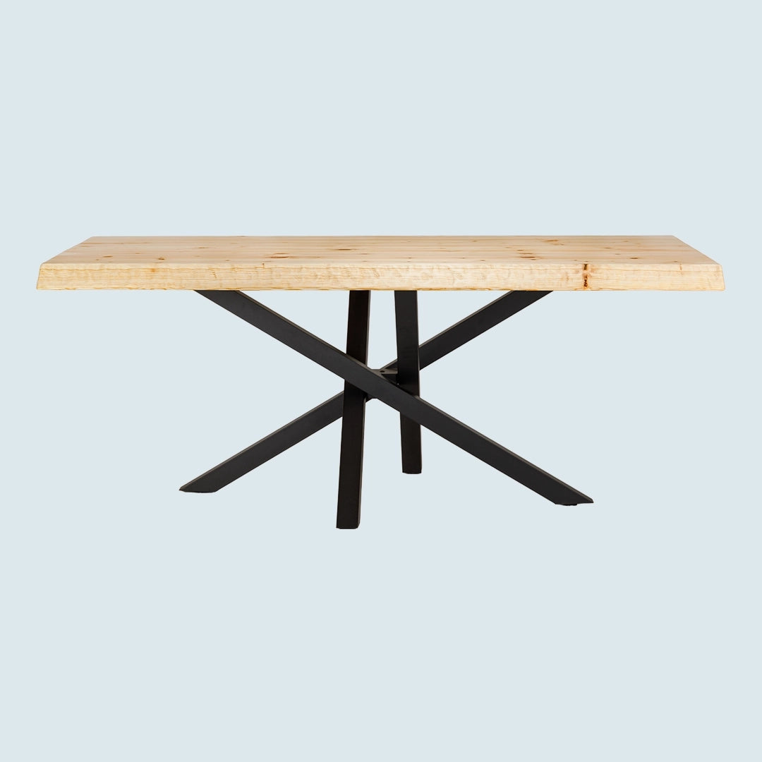 Heller Esstisch mit Baumkante und Metallgestell - Seitenansicht