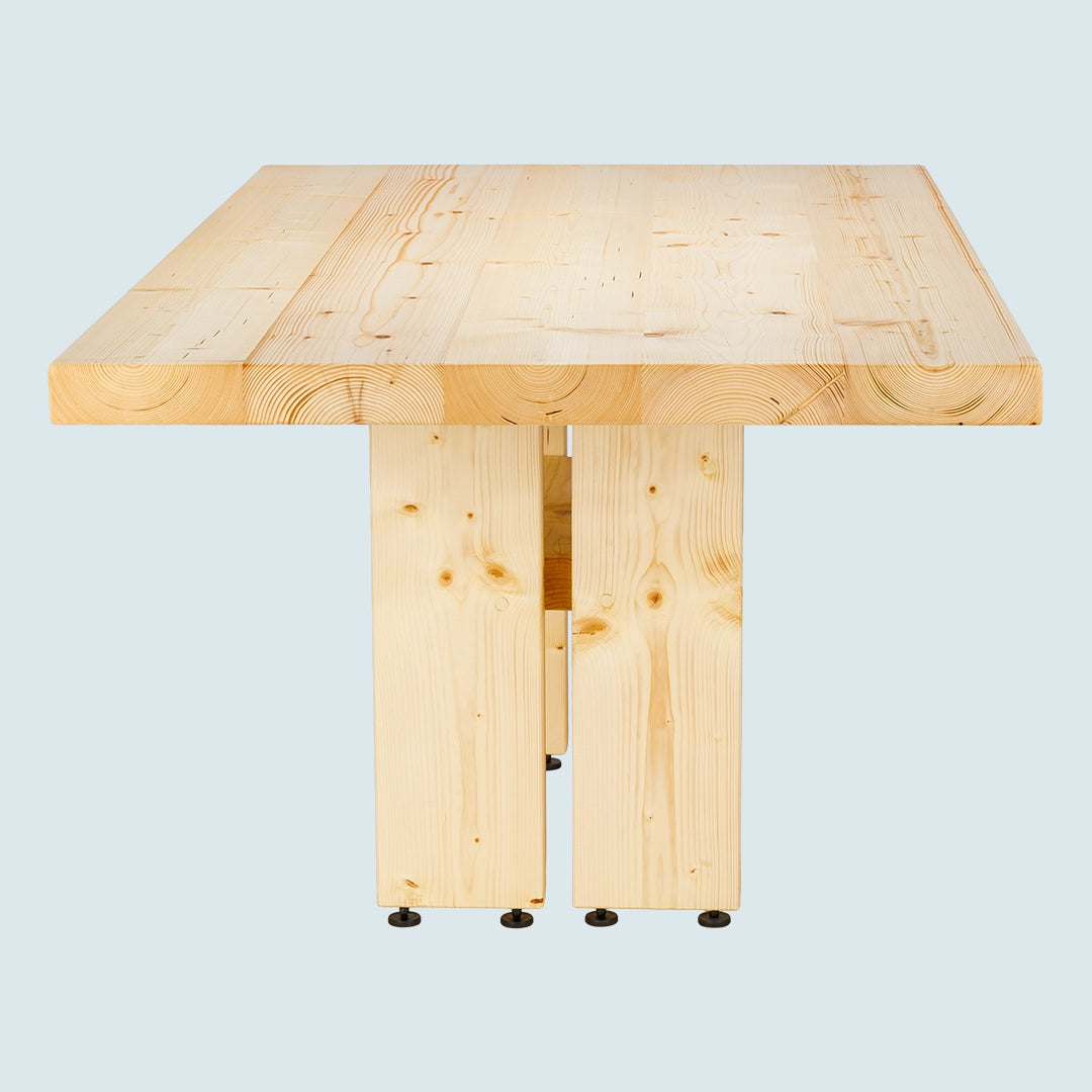 Heller Esstisch mit gerader Tischkante und Holzgestell - Frontansicht