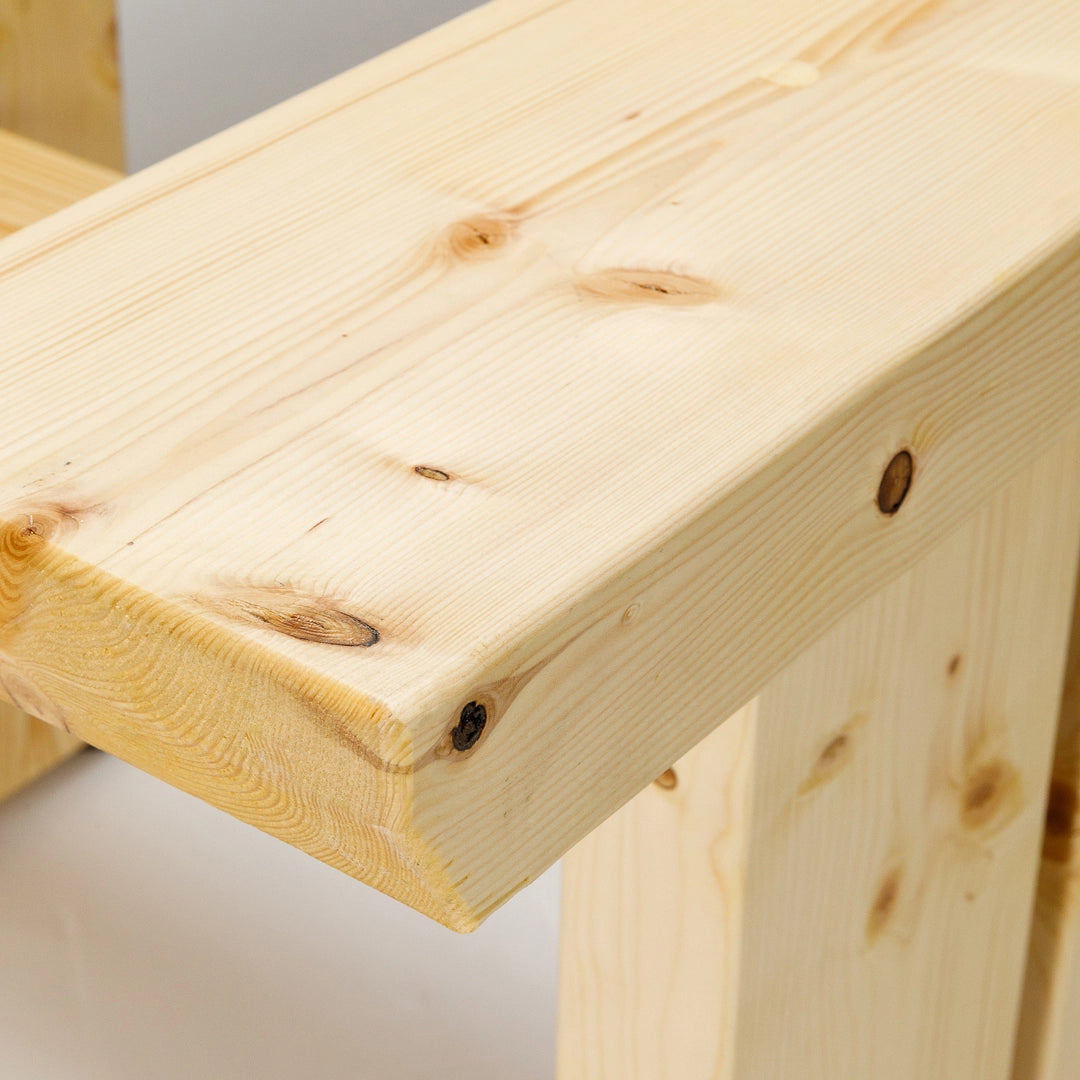 Heller Esstisch mit gerader Tischkante und Holzgestell - Detailansicht