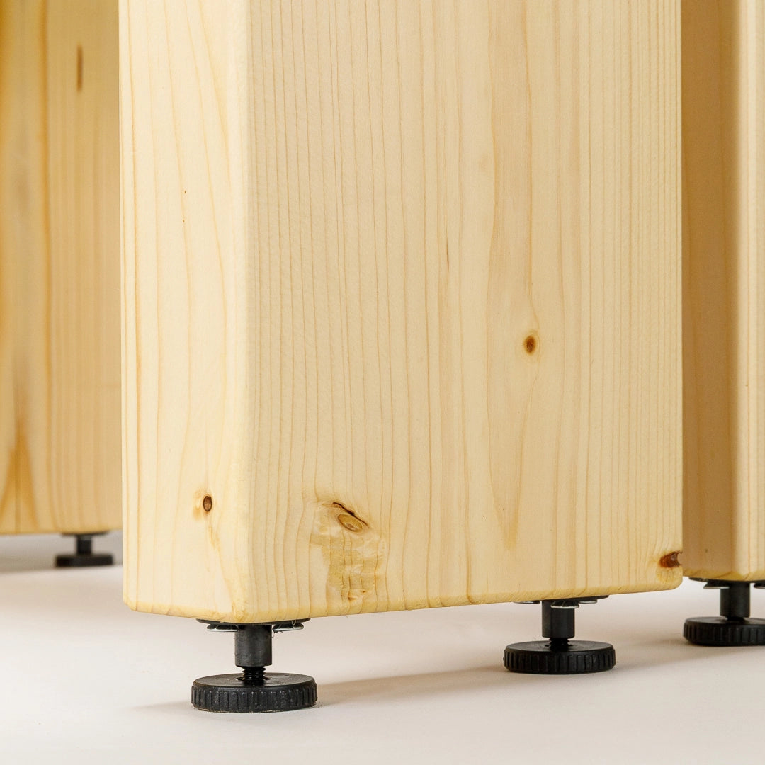 Heller Esstisch mit gerader Tischkante und Holzgestell - Detailansicht