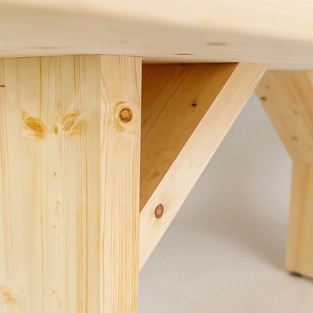 Heller Massivholz-Esstisch mit Holzgestell - Detailansicht