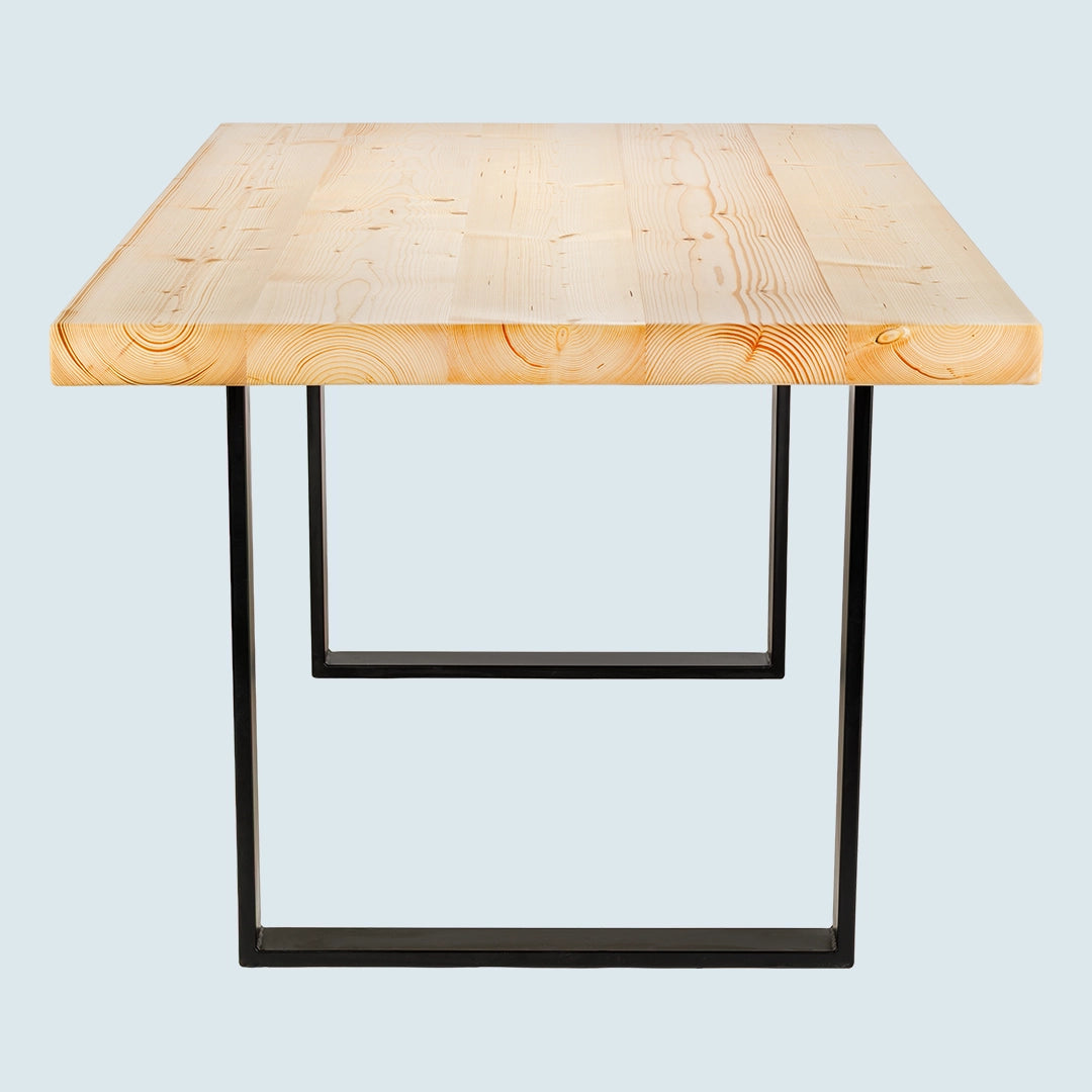 Heller Esstisch mit gerader Tischkante und Metallgestell - Kopfansicht