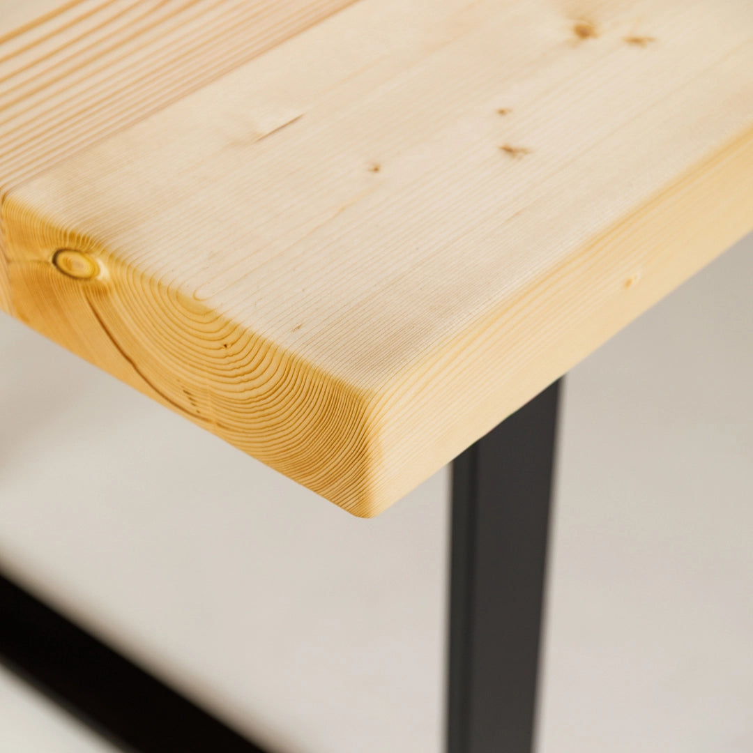 Heller Esstisch mit gerader Tischkante und Metallgestell - Detailansicht