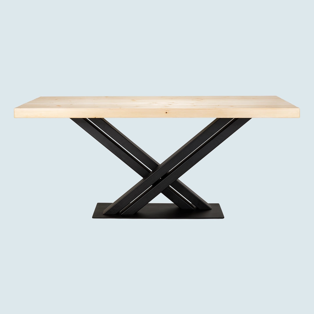 Heller Esstisch mit gerader Tischkante und Metallgestell - Seitenansicht