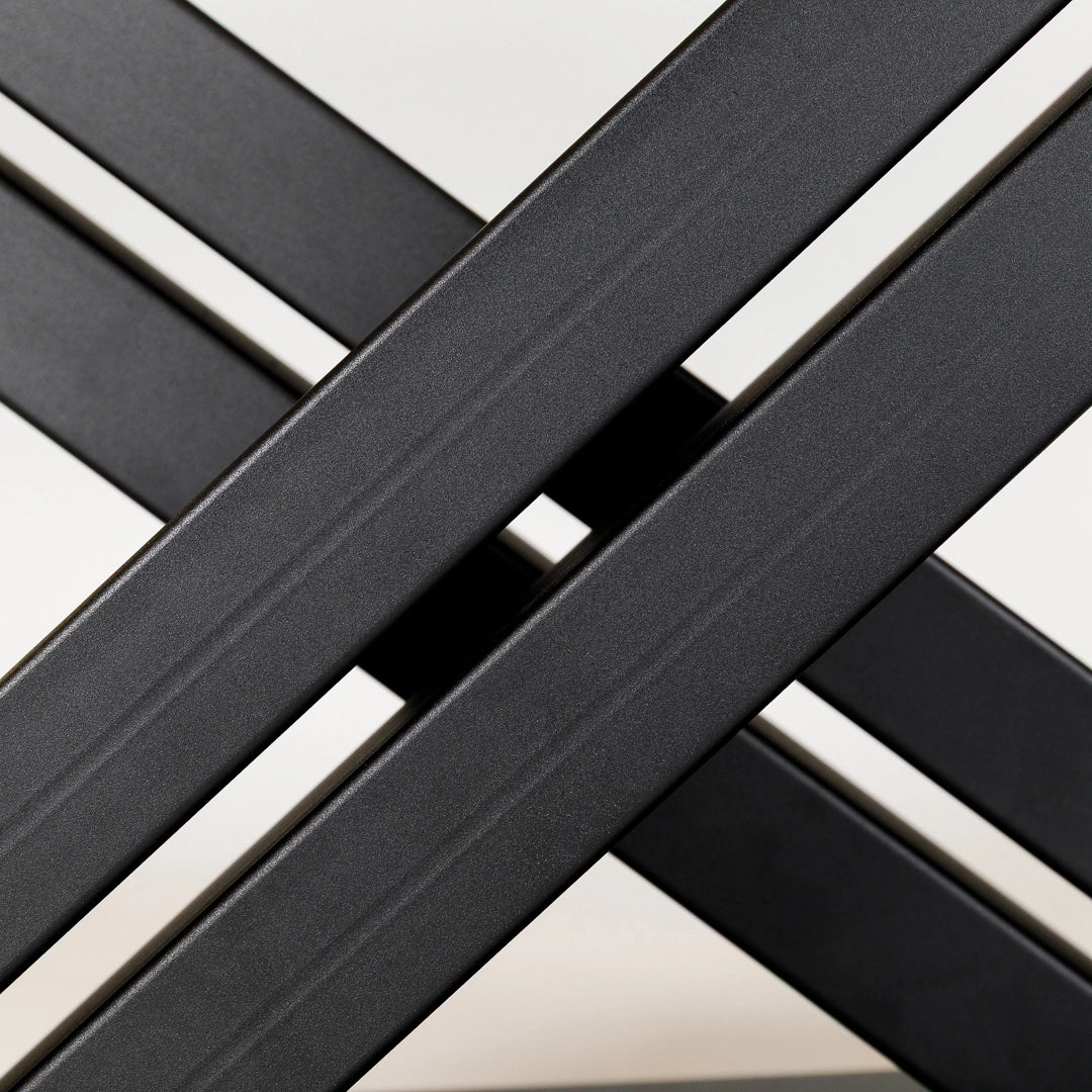 Heller Esstisch mit gerader Tischkante und Metallgestell - Detailansicht