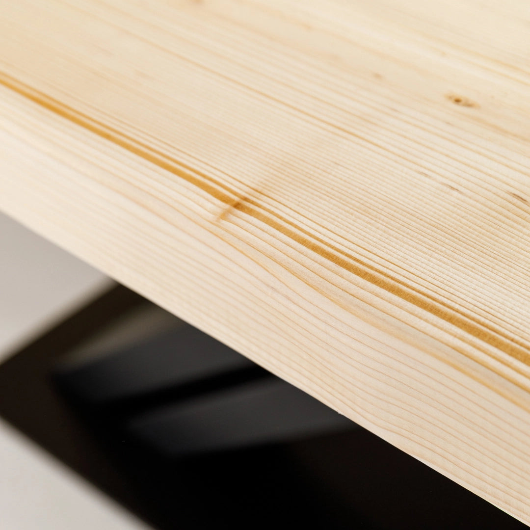 Heller Esstisch mit gerader Tischkante und Metallgestell - Detailansicht