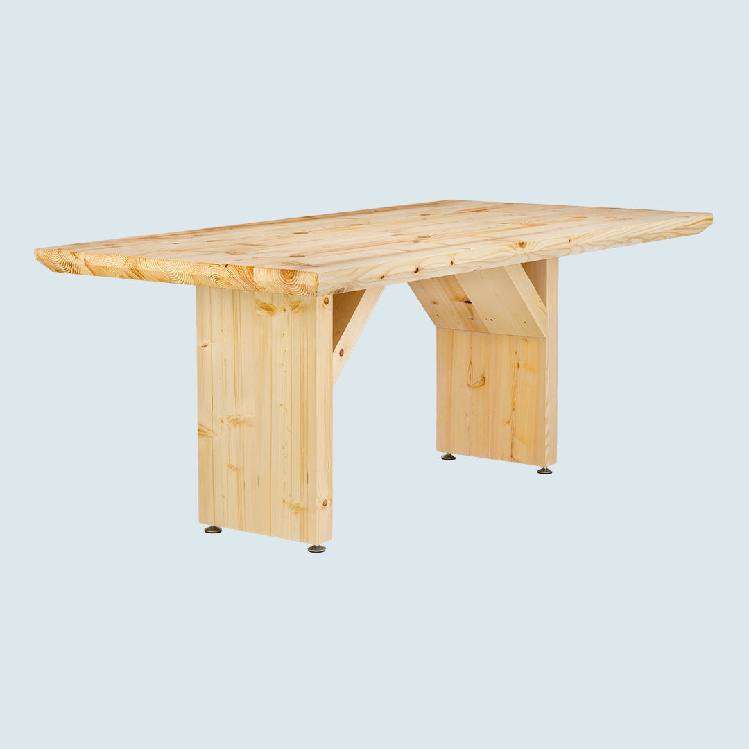 Heller Esstisch mit Schweizer Tischkante und Holzgestell - Schrägansicht