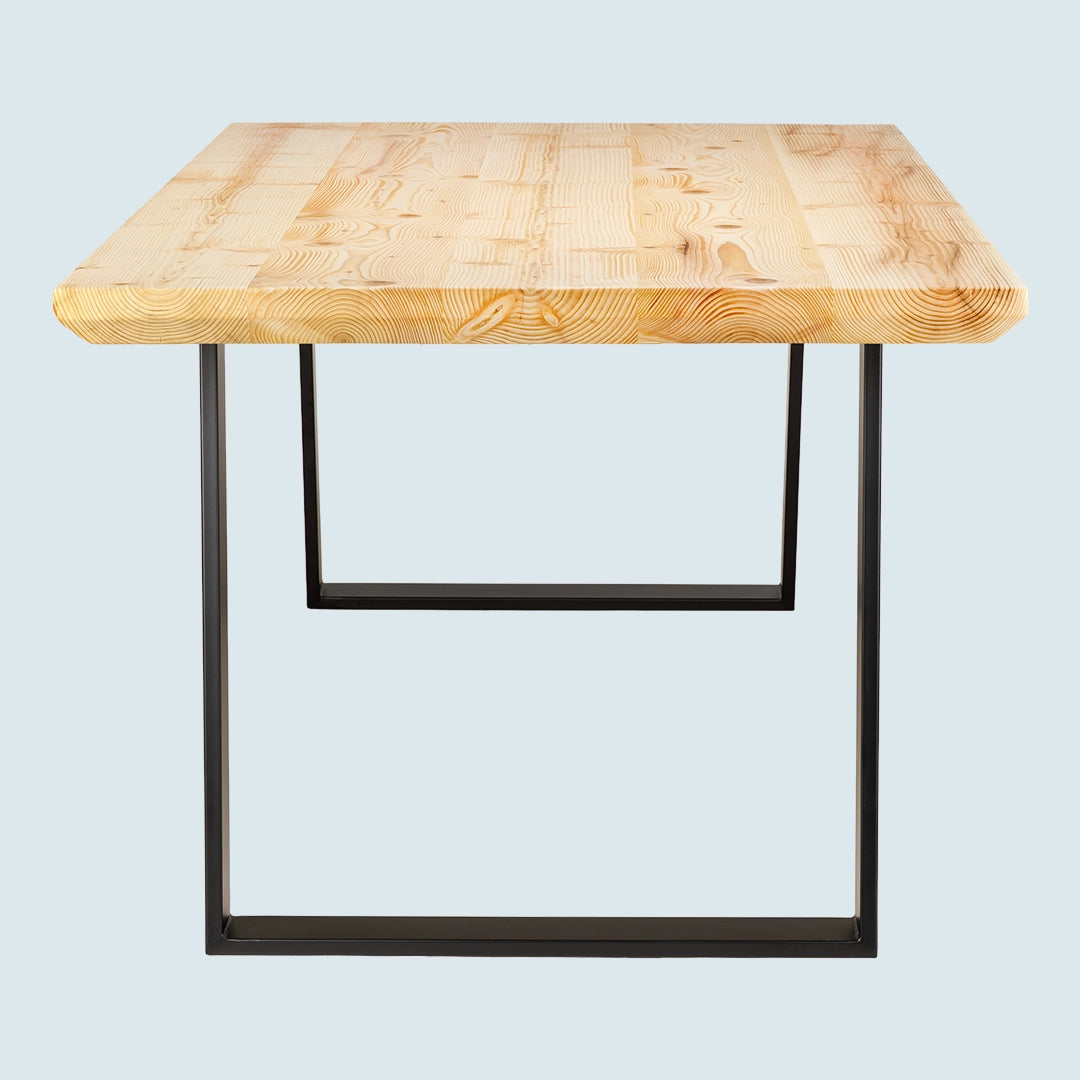 Heller Esstisch mit Schweizer Tischkante und Metallgestell - Kopfansicht