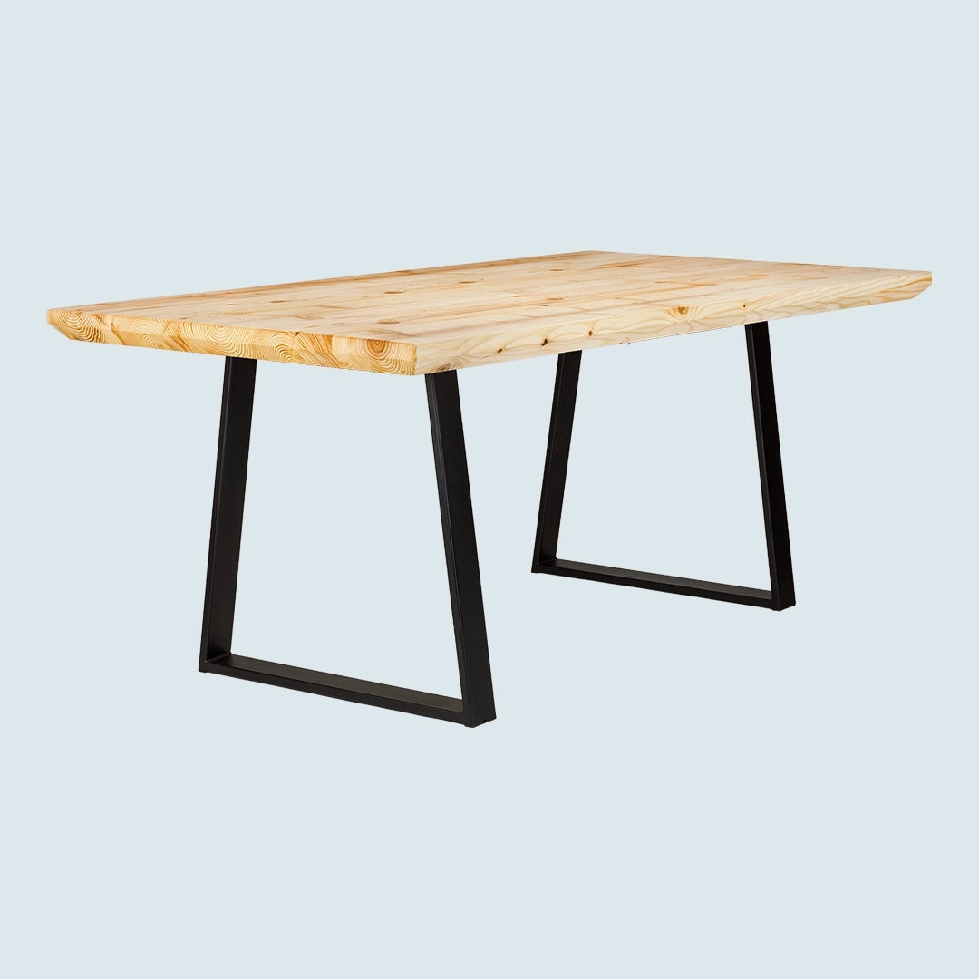 Heller Esstisch mit Schweizer Tischkante und Metallgestell - Schrägansicht