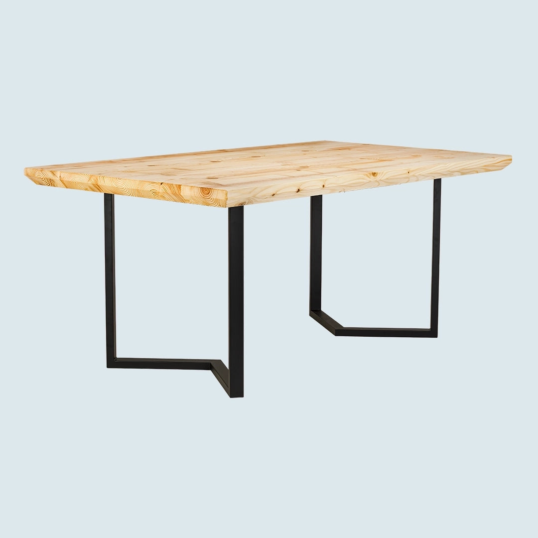 Heller Esstisch mit Schweizer Tischkante und Metallgestell - Schrägansicht