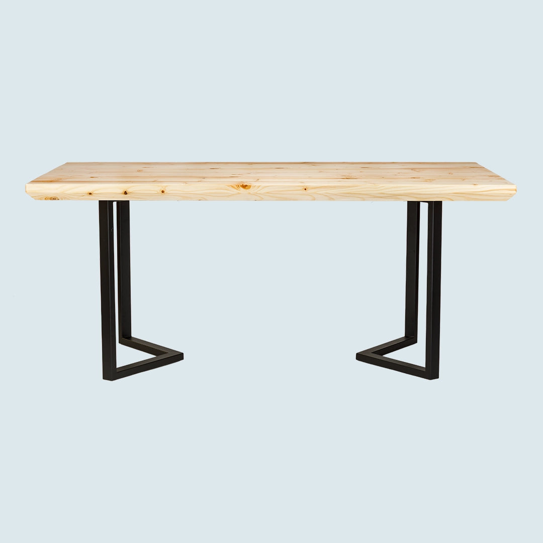 Heller Esstisch mit Schweizer Tischkante und Metallgestell - Seitenansicht