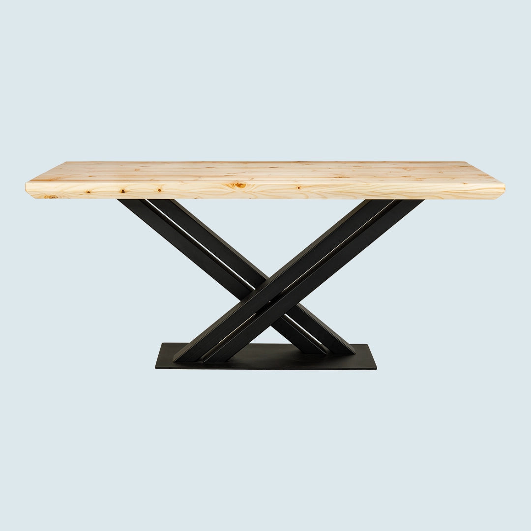 Heller Esstisch mit Schweizer Tischkante und Metallgestell - Seitenansicht