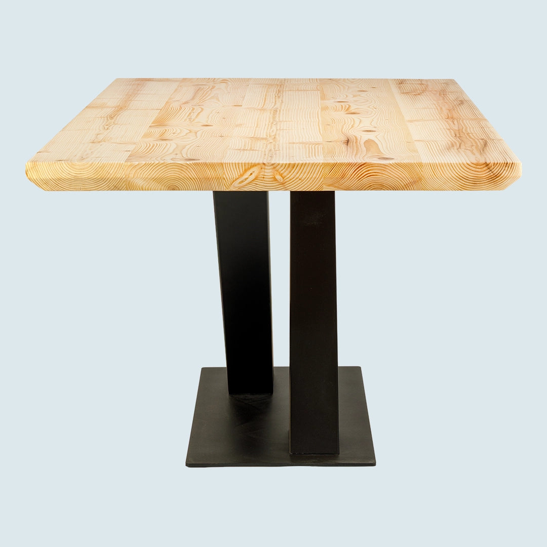 Heller Esstisch mit Schweizer Tischkante und Metallgestell - Kopfansicht