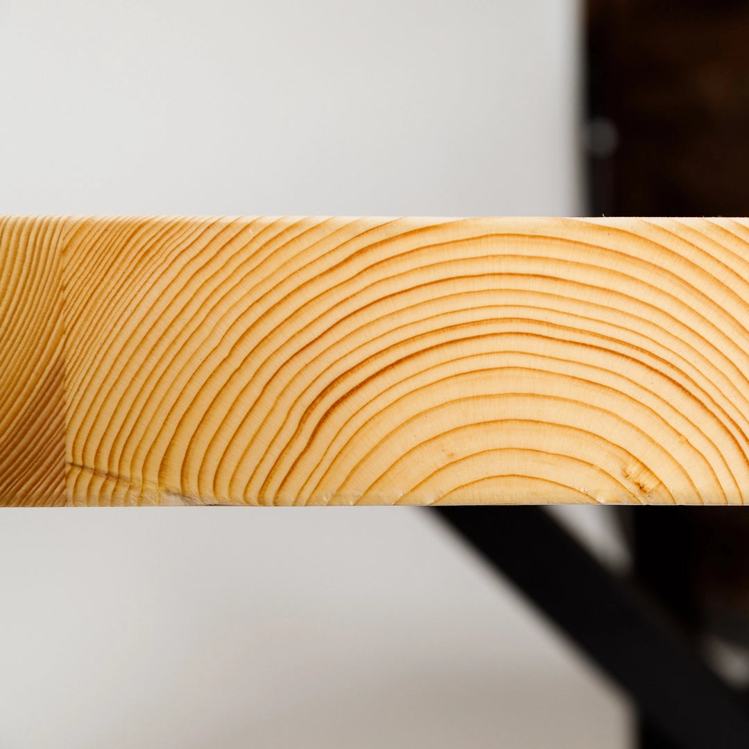 Heller Esstisch mit gerader Tischkante und Metallgestell - Detailansicht