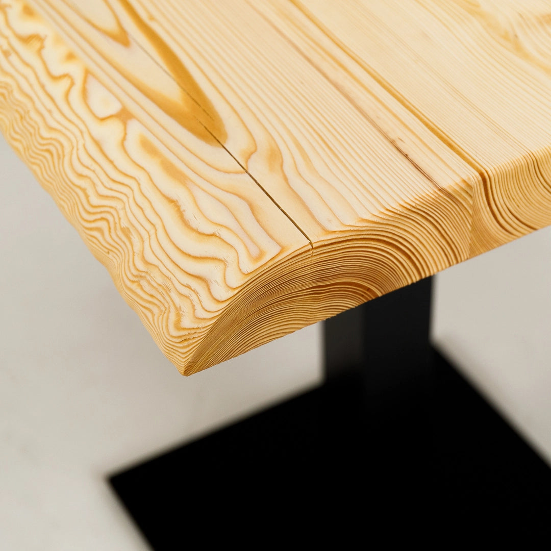 Gastro-Tisch "Mahlzeit" aus Massivholz - hell, Baumkante, Metallgestell