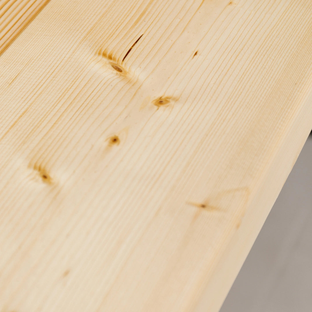 Gastro-Tisch "Mahlzeit" aus Massivholz - hell, gerade Kante, Metallgestell