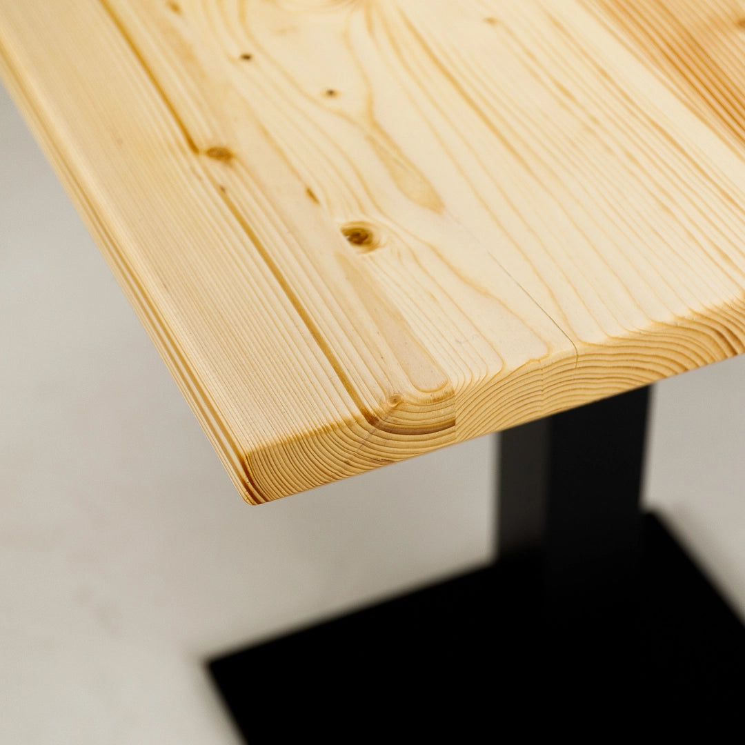 Gastro-Tisch "Mahlzeit" aus Massivholz - hell, Schweizer Kante, Metallgestell