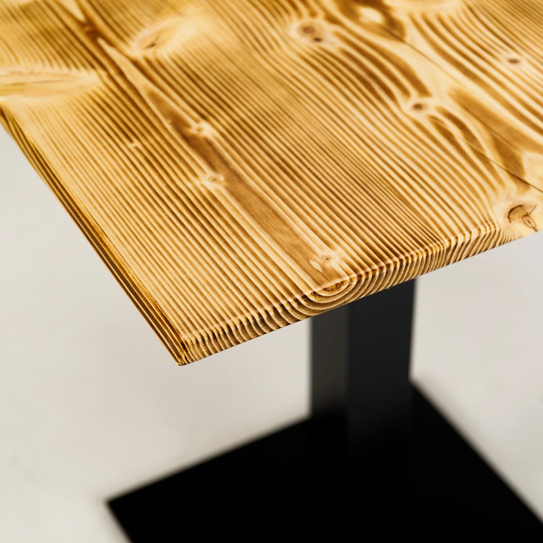 Gastro-Tisch "Mahlzeit" aus Massivholz - geflammt, Schweizer Kante, Metallgestell