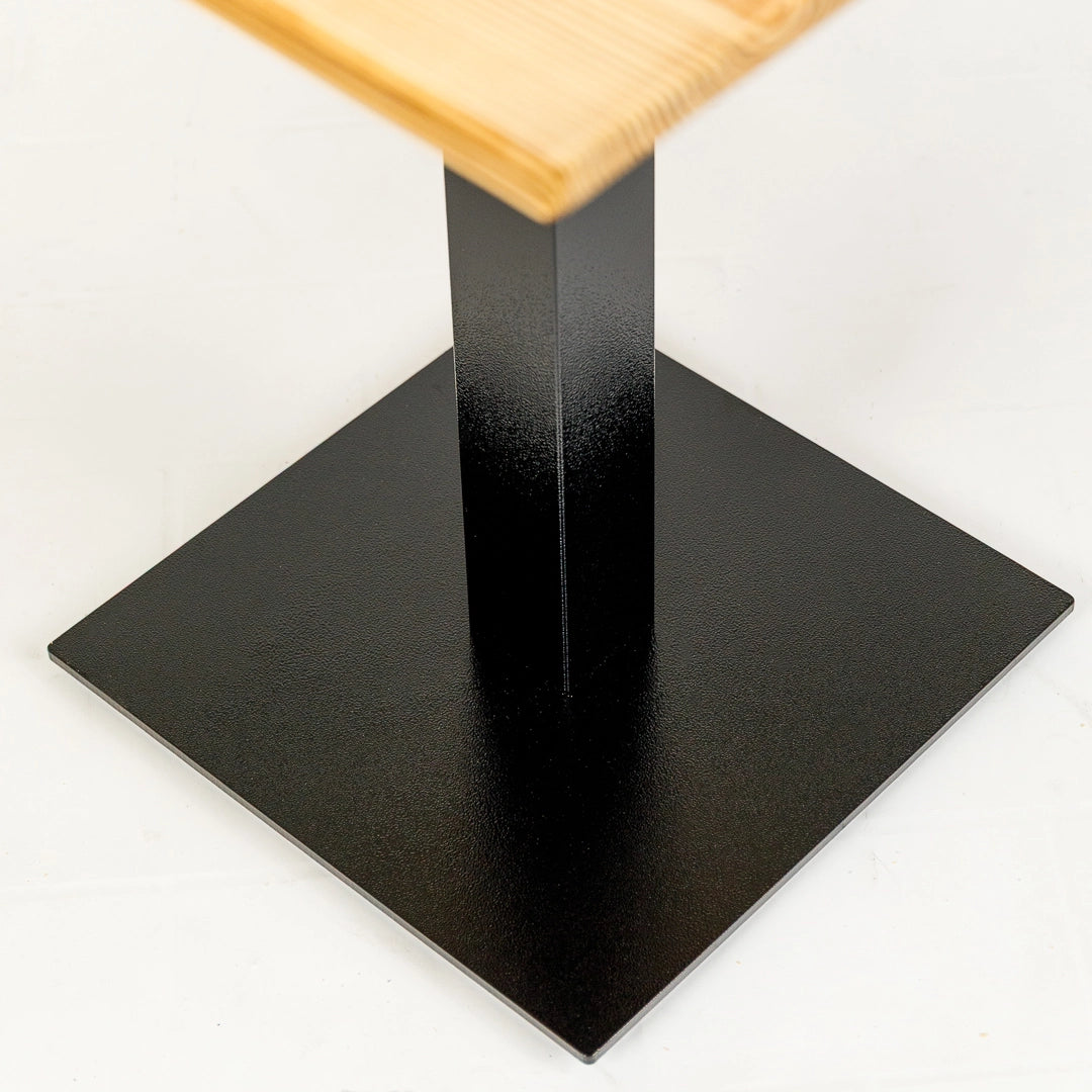 Gastro-Tisch "Mahlzeit" aus Massivholz - geflammt, Schweizer Kante, Metallgestell