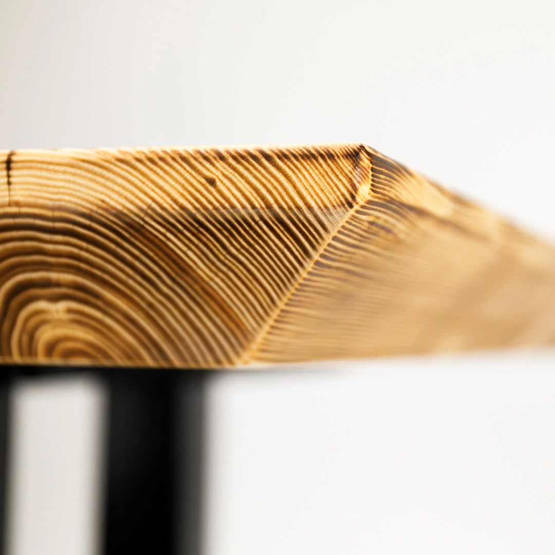 Gastro-Tisch "Mahlzeit" aus Massivholz - geflammt, Schweizer Kante, Metallgestell