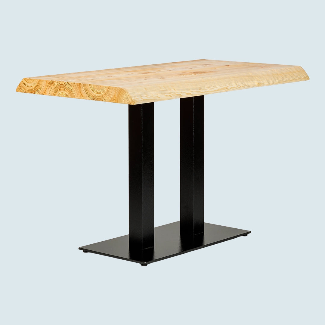 Gastro-Tisch "Mahlzeit" aus Massivholz - hell, Baumkante, Metallgestell