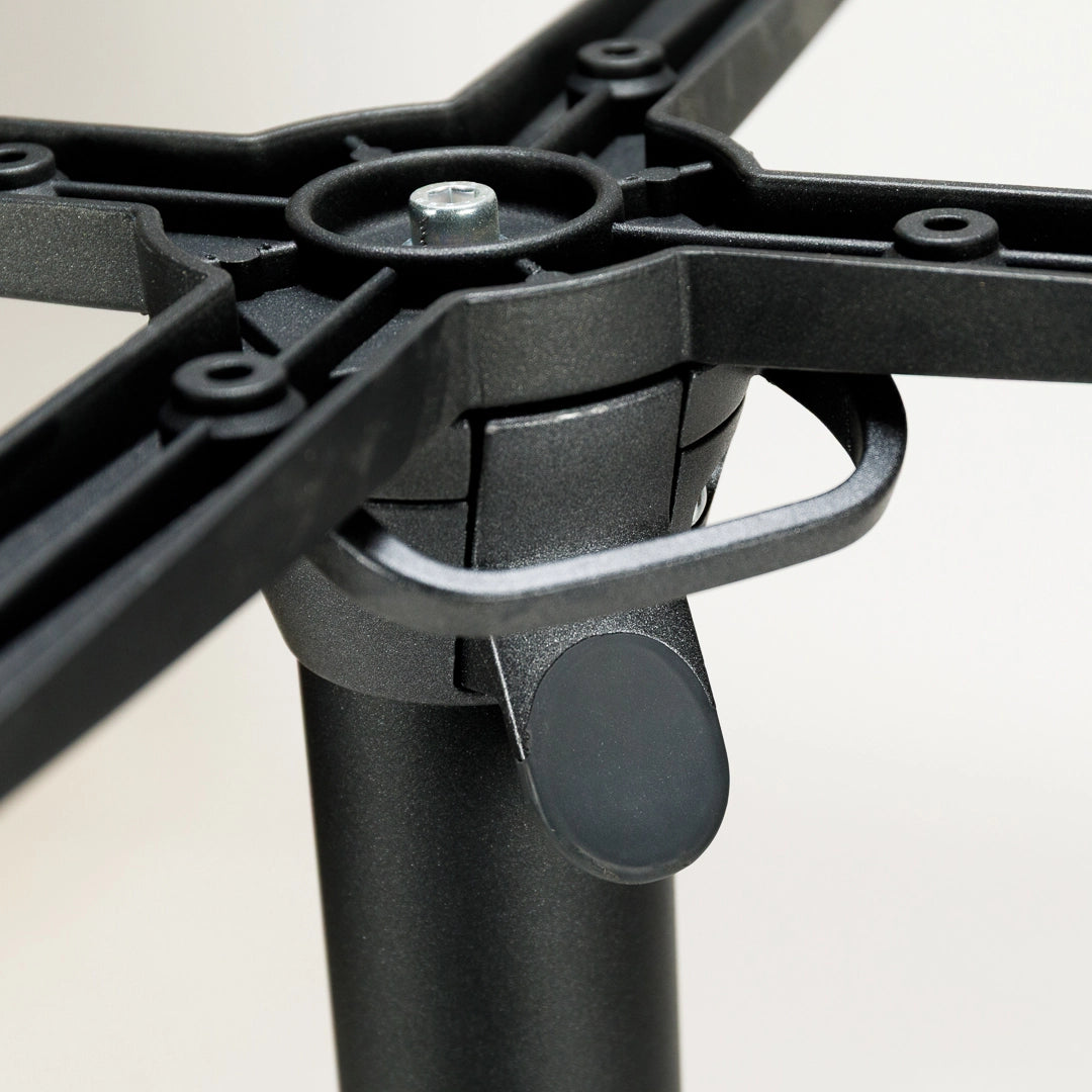 Klappbarer Gastro-Stehtisch "Prost" aus Massivholz - hell, Baumkante, Metallgestell