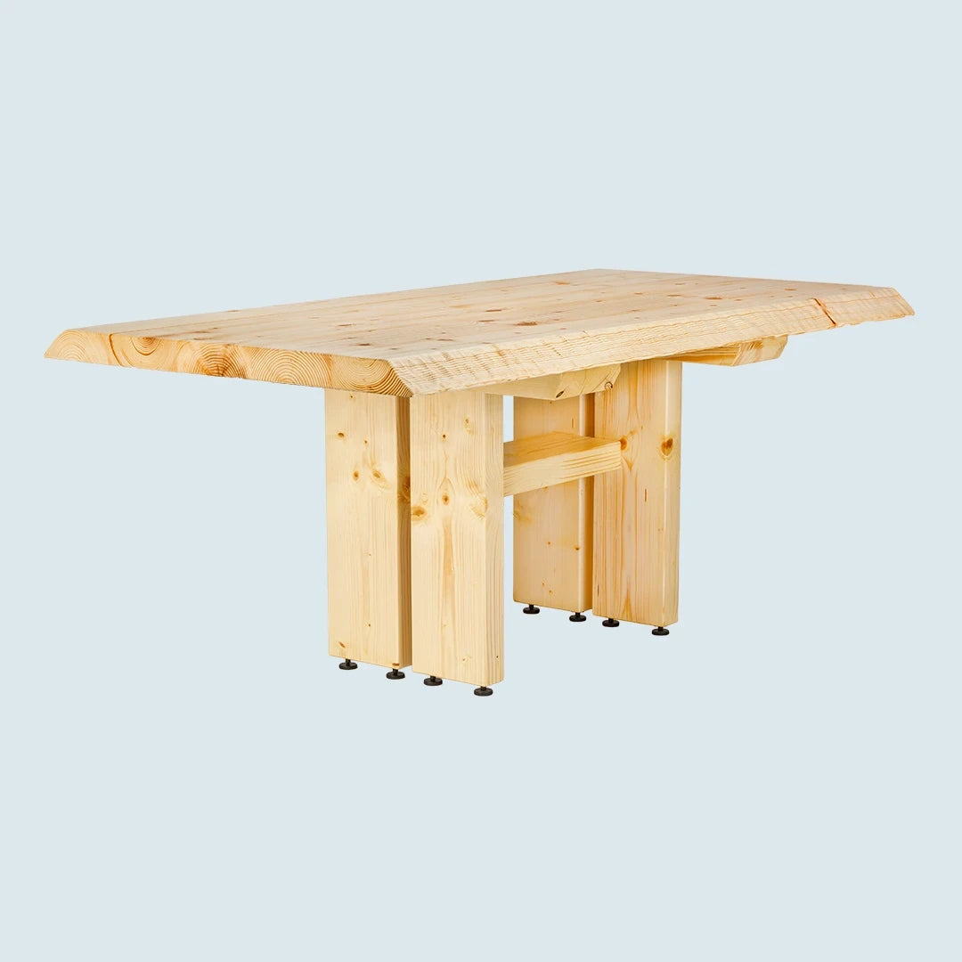 Heller Esstisch mit Baumkante und Holzgestell - Schrägansicht