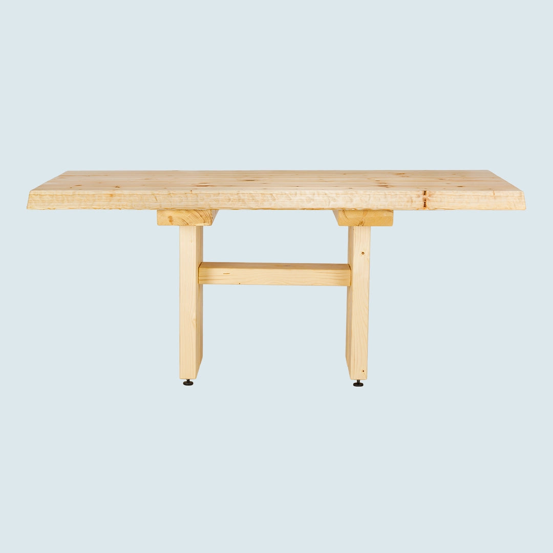 Heller Esstisch mit Baumkante und Holzgestell - Seitenansicht