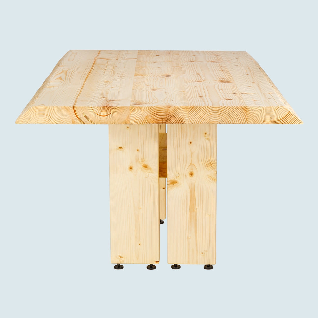 Heller Esstisch mit Baumkante und Holzgestell - Kopfansicht