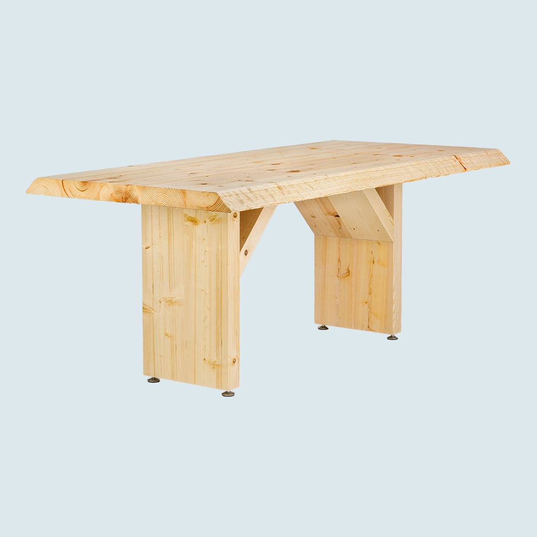 Heller Esstisch mit Baumkante und Holzgestell - Schrägansicht