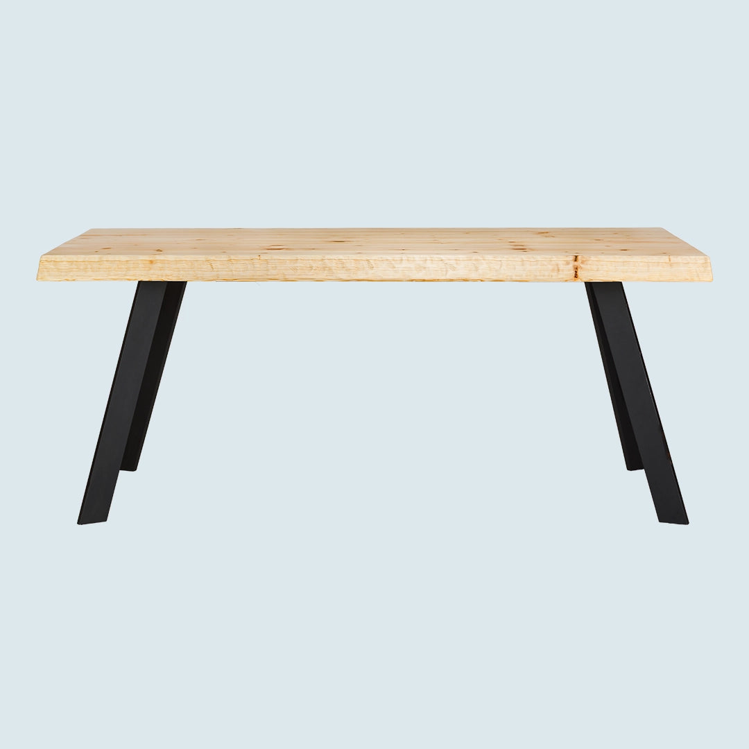 Heller Esstisch mit Baumkante und Metallgestell - Seitenansicht