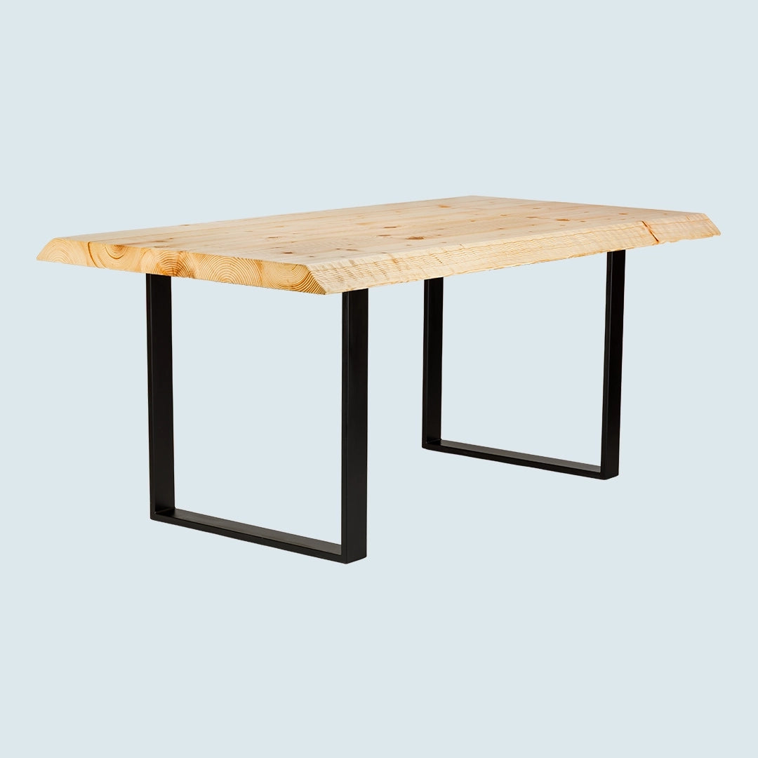 Heller Esstisch mit Baumkante und Metallgestell - Schrägansicht