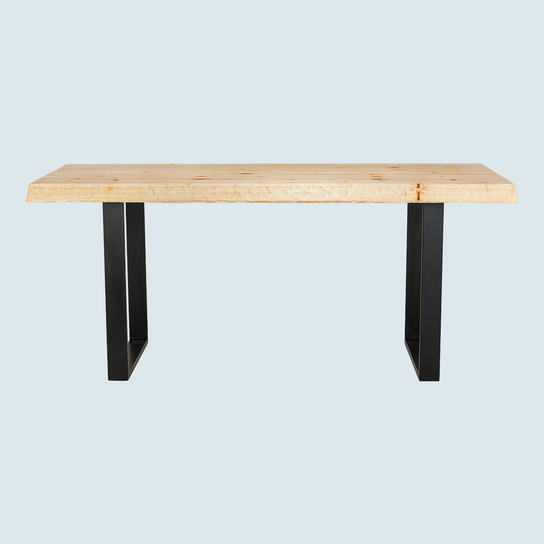 Heller Esstisch mit Baumkante und Metallgestell - Seitenansicht